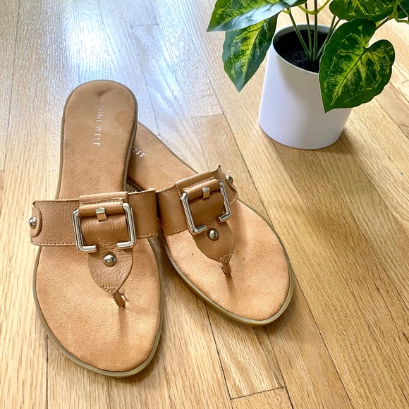 Nine West Snopea Buckle Toe Ring Thong Sandals Tan Size 8 - Picture 2 of 12